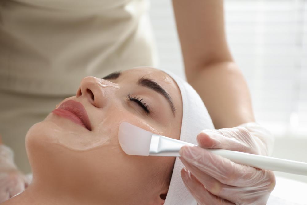 Femme qui subit un soins antiride peeling
